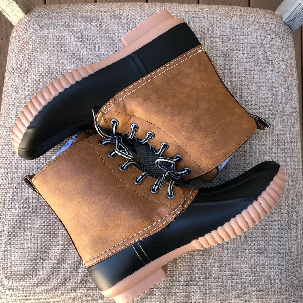 NIB sz 7 Upton Duck Toe Boot
